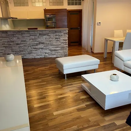 Hodžova * Trenčín